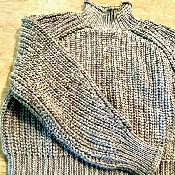 NWT Women’s Knit Sweater - Picture 2 of 5